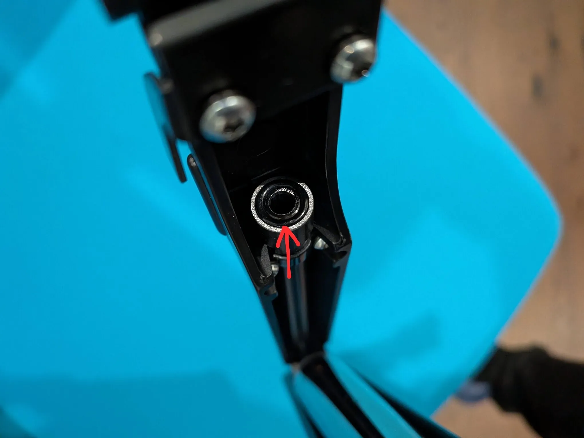 Red arrow pointing to the lower portion of the FAS 6004 breech O-ring