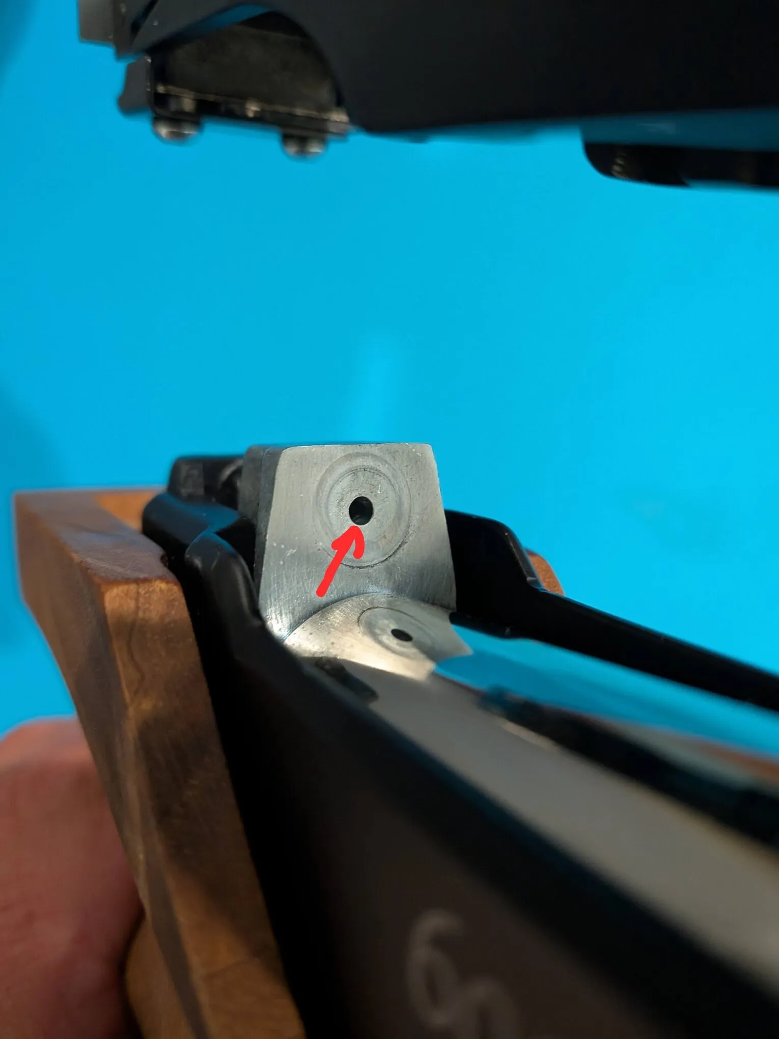 Red arrow pointing to the edge of the air outlet in the FAS 6004 valve body, reference 18